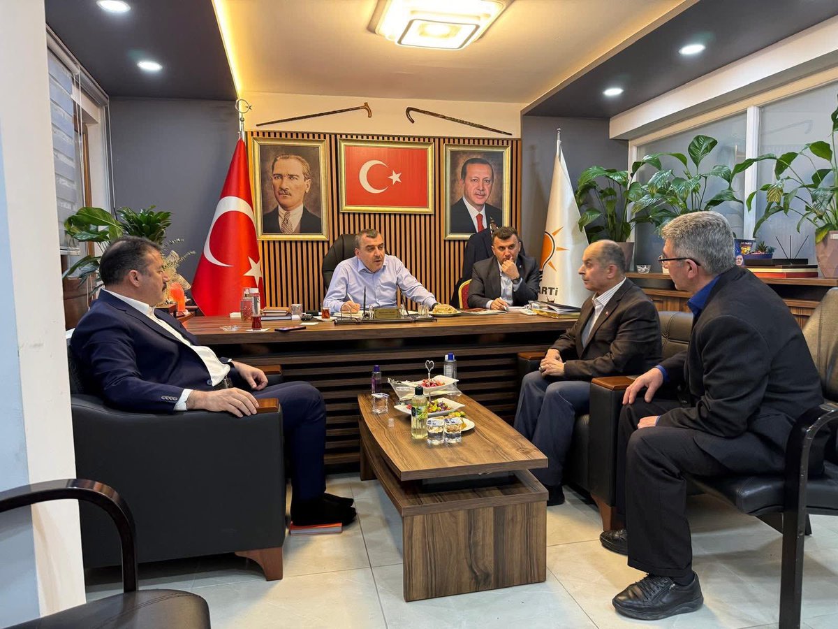 ak_devrek's tweet photo. AK Parti Genel Merkez Teşkilat Başkan Yardımcısı ve Zonguldak Milletvekilimiz Sayın Ahmet Çolakoğlu, İlçe Başkanımız Sayın Muharrem Terzi ve Belediye Başkanımız Sayın Özcan Ulupınar, parti binamızda teşkilat mensuplarımız ve kıymetli vatandaşlarımız ile bir araya geldiler. https://t.co/jZ7qzmMv8e