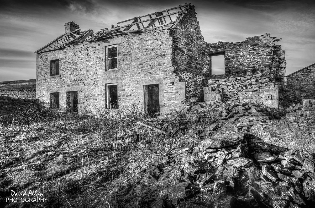 davidm_allan's tweet image. If you're looking to get away from it all, how about this old farmstead on the Durham moors, in NE England? I reckon this spot fits the splendid isolation bit, although that roof is going to need some attention first! #england #durham #pennines #abandoned #monochrome #photography