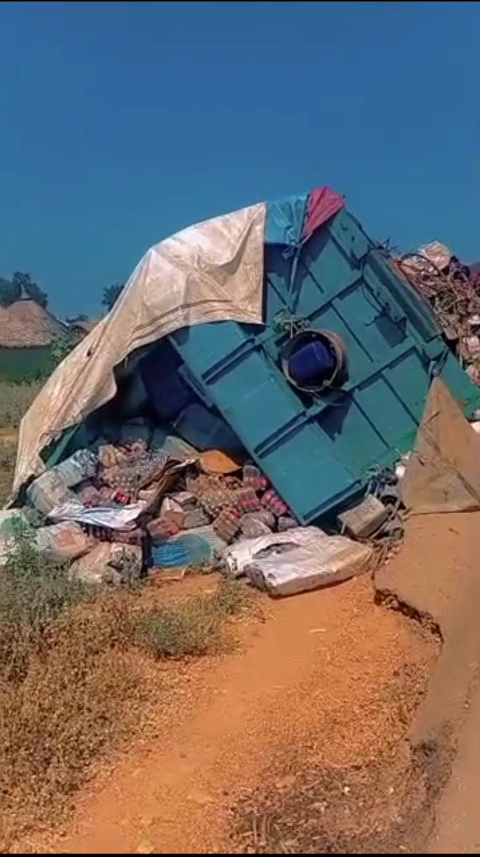 Ac_spider1414's tweet photo. The beginning of depression and biggest setback in my life 
Made one of wrong decisions of my life 💔 me and my frnd been buy goods here in mubi (Adamawa state) and take it to cameroon the truck had an accident naso almost all our Goods damage scattered omo God abeg oooh https://t.co/wA6AROCsYJ