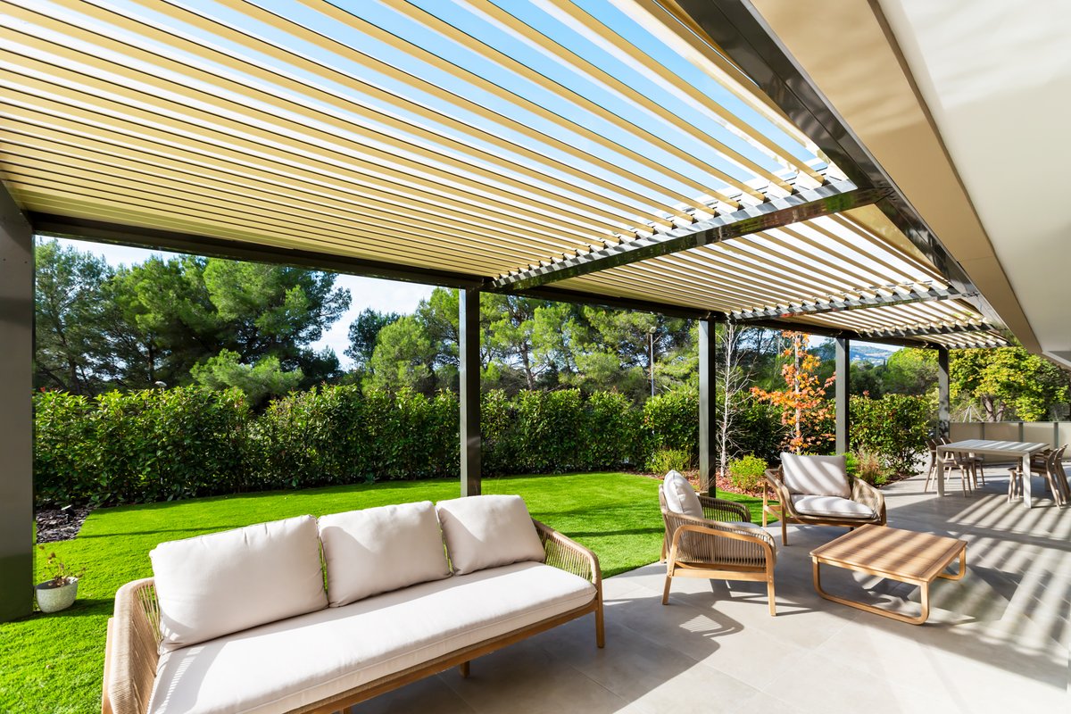 Saxun_Solar's tweet photo. Cuando la forma es el reto.

Para superarlo se han instalado cuatro Pérgolas Bioclimáticas P-150, diseñadas a medida con estructuras trapezoidales y columnas paralelas a la fachada. 

Descubre el proyecto 🔗 https://t.co/MTQXKKaxYD

#pérgolasbioclimáticas #protecciónsolar https://t.co/h1hDP034jY