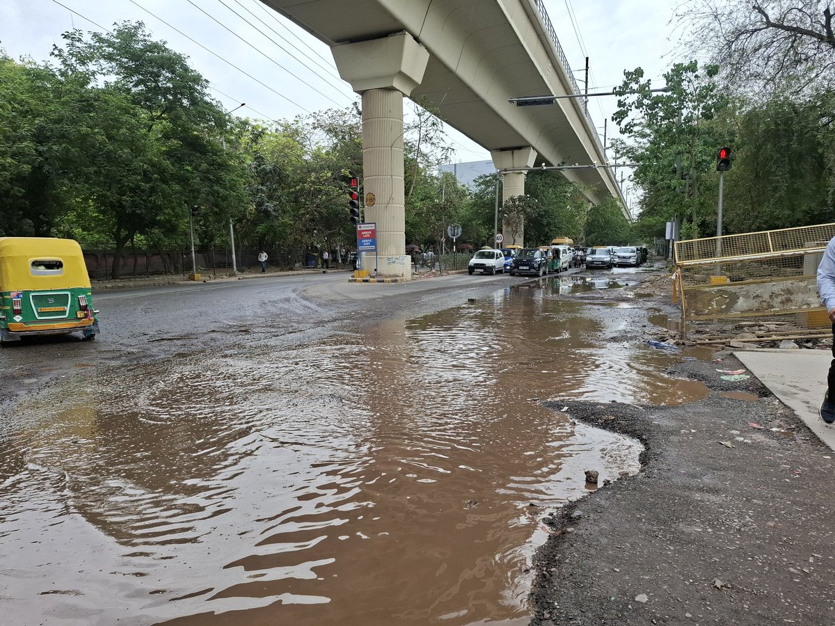MihikaShahh's tweet image. Waterlogging before rains. This is near Iffco Chowk Metro station. What's up? @OfficialGMDA @DC_Gurugram @MunCorpGurugram @cmohry 

#sanitation #waterlogging #Gurugram #Gurugaon #Haryana #MilleniumCity #roads #sewage