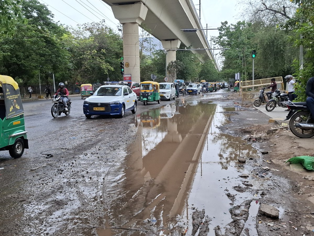 MihikaShahh's tweet image. Waterlogging before rains. This is near Iffco Chowk Metro station. What's up? @OfficialGMDA @DC_Gurugram @MunCorpGurugram @cmohry 

#sanitation #waterlogging #Gurugram #Gurugaon #Haryana #MilleniumCity #roads #sewage