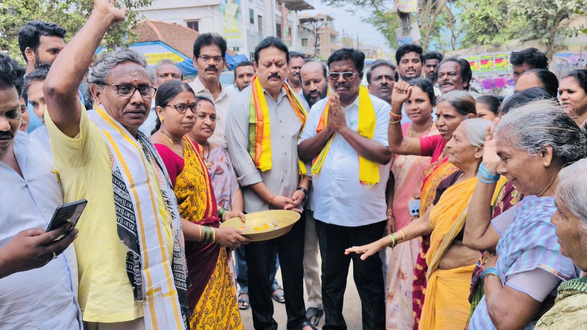 aar_here's tweet photo. అమలాపురం నియోజకవర్గం బండారులంక గ్రామంలో నూతనంగా నిర్మించిన 4 సిసి రోడ్లు మరియు డ్రైనేజీ వ్యవస్థలను ఈరోజు ప్రారంభించడం జరిగింది. ఈ సందర్భంగా గ్రామానికి విచ్చేసిన మాకు ఆడపడుచులు మంగళ హారతులతో, కుంభ హారతులతో ఘనస్వాగతం పలకడం చాలా సంతోషాన్నిచ్చింది. మీ ప్రేమాభిమానాలే మాకు కొండంత బలం. గౌరవ ముఖ్యమంత్రి శ్రీ నారా చంద్రబాబు నాయుడు గారి విజన్, శ్రీ పవన్ కళ్యాణ్ గారి ఆశయాలకు అనుగుణంగా నియోజకవర్గంలోని ప్రతి గ్రామాన్ని ఆదర్శ గ్రామంగా తీర్చిదిద్దుతాం. గతంలో ఉన్న సమస్యలను పరిష్కరిస్తూ, ప్రాధాన్యత క్రమంలో మౌలిక సదుపాయాల కల్పనే ధ్యేయంగా ముందుకు సాగుతాం. అభివృద్ధి అంటే కూటమి ప్రభుత్వం - సంక్షేమం అంటే జనరంజక పాలన

#Bandarulanka #Amalapuram #Development #CGRoads #ccroads #drines #MLAAnandaRao #NaraChandraBabuNaidu #PawanKalyan #AndhraPradesh #SwarnandhraPradesh #TDPJSPBJPAlliance #YellowArmy