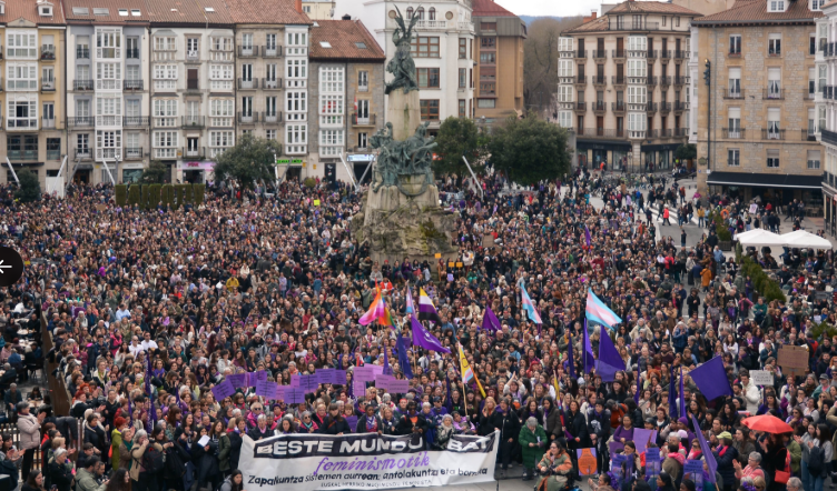 Landerlandia's tweet photo. Gasteiz, 2026ko martxoan: 
3an, 8an, 17an eta 27an. 

#M3MORIA #BORROKA #ANTOLAKUNTZA #FEMINISMOA #EUSKARA 

Lau egun, lau irudi, milaka taupada: Gasteiz. https://t.co/VKMKkFGn32