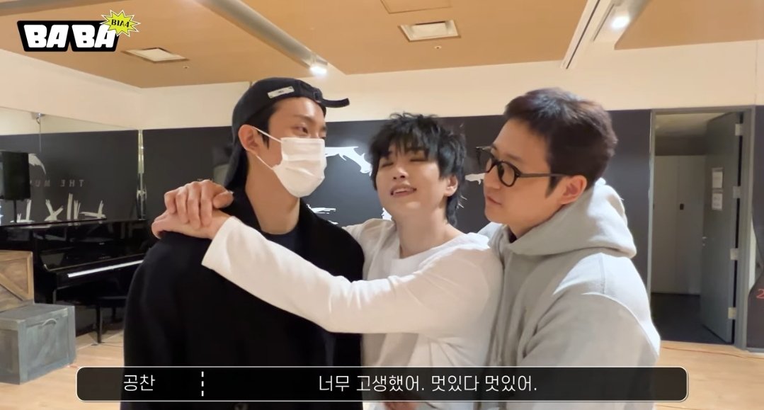 마지막(이었던) 공연 비하인드 보기
시작하자마자 마음좋은 장면
산도리 무대에서 내려오니까 형한테 기대고 동생한테 매달리는 흐물거리는 말랑이 됨
두분🐶🐻이 키우시는 병아리같아요,,🐣