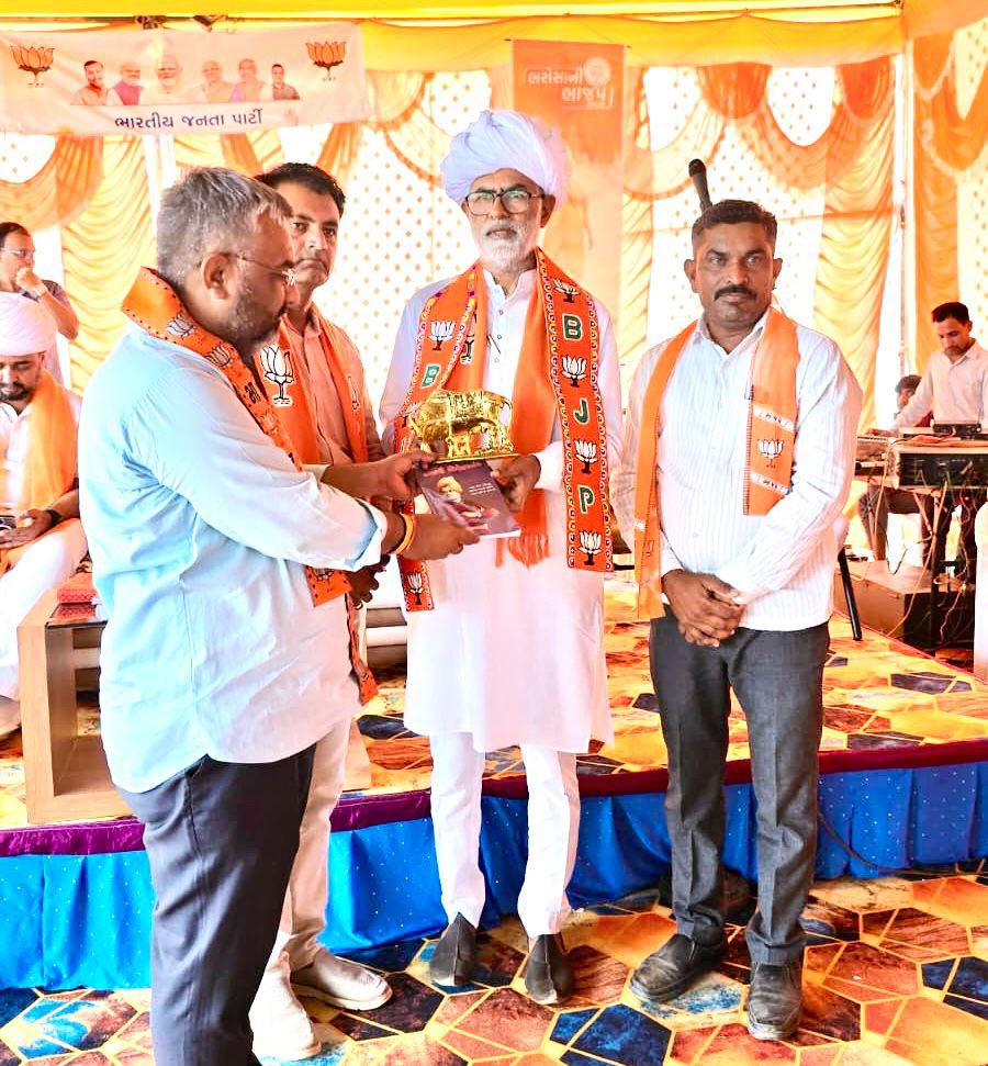 આજરોજ ગુજરાત પ્રદેશ ભાજપ ના મહામંત્રી અને ઉત્તર ઝોનના પ્રભારી શ્રી <a href="/AjayMember/">Ajay Brahmbhatt ( 🆎 )</a> ની વિશેષ ઉપસ્થિતિમાં તથા બનાસકાંઠા જિલ્લા ભાજપ ના પ્રમુખ શ્રી <a href="/kpvaghelabjp/">Kirtisinh Vaghela (Modi Ka Parivar)</a> જી ની અધ્યક્ષતામાં બનાસકાંઠા જિલ્લાની કાંકરેજ વિધાનસભા ની અપેક્ષિત કાર્યકર્તાઓ સાથે બેઠક યોજાઈ હતી.

આ બેઠકમાં આવતીકાલે દેશ