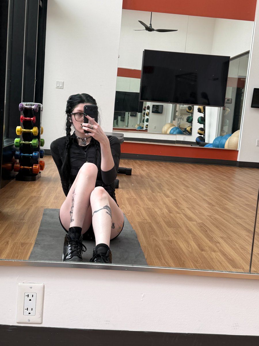 VelvetRay25's tweet photo. be my workout partner_ https://t.co/EqvMgp4xiY