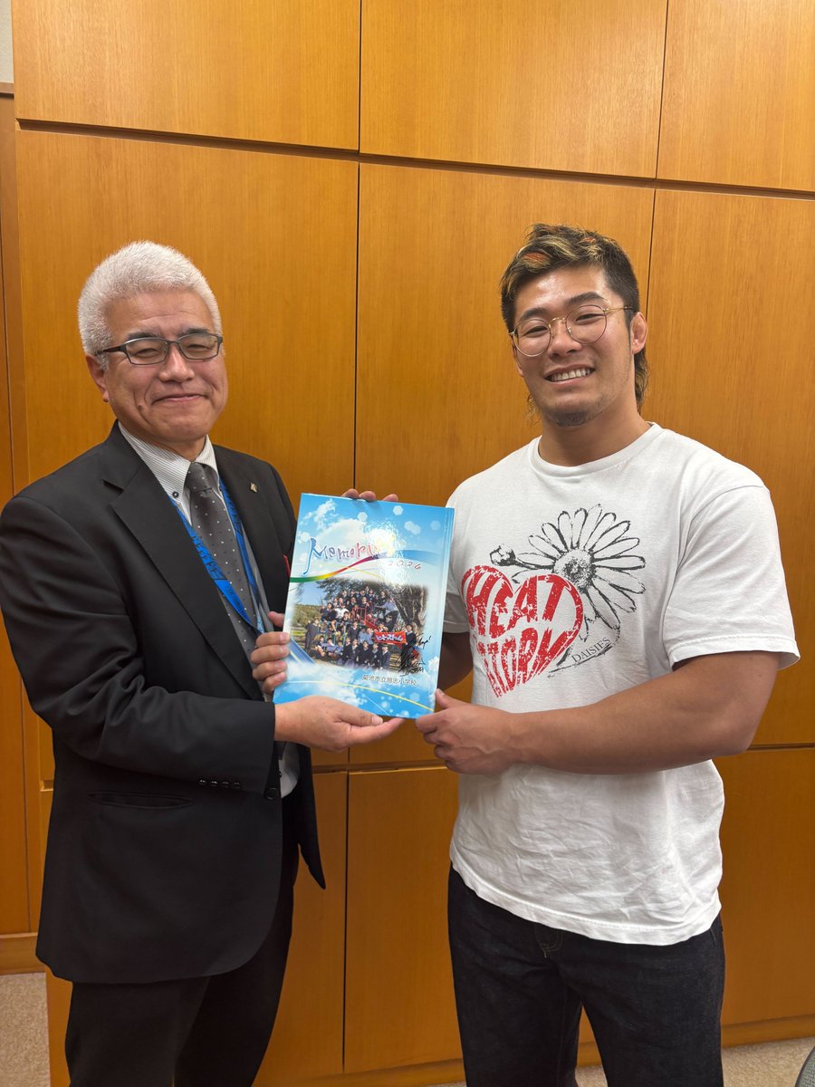 njpw_nyao's tweet photo. 【上村選手in熊本】
以前に訪問した、菊池市立旭志小学校🏫
本年度の卒業アルバムの表紙に、上村選手のヒートストームタオルを手にした6年生の写真が採用されました🔥
皆様、ご卒業おめでとうございます🎉
#njpw https://t.co/Y2SjglXLZ8