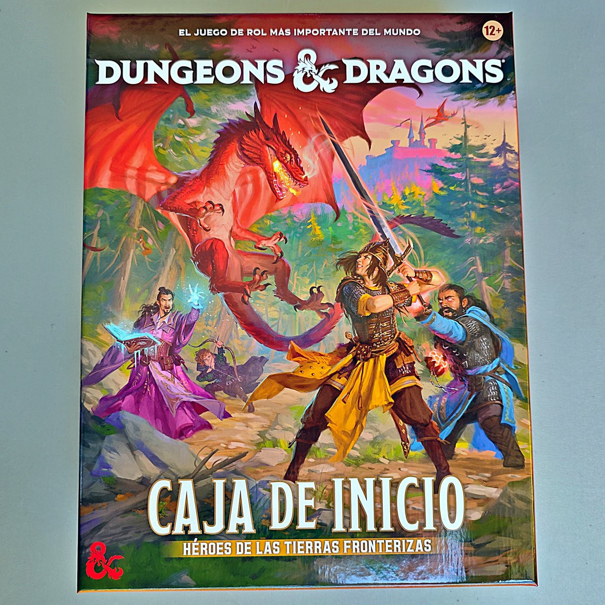 Os comparto mi tercera compra rolera ​🎲​ #rol de este mes. La caja de inicio Héroes de las tierras fronterizas para la 5E de Dungeons and Dragons🐲.​ Incluye una guía de inicio rápido, tres libros de aventuras, dados, fichas, mapas, cartas de objetos, monstruos y mucho más🧙‍♂️​🔮