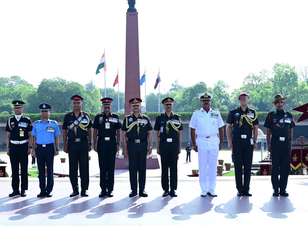 adgpi's tweet image. Lieutenant General Pushpendra Singh relinquished the appointment of Vice Chief of the Army Staff, #VCOAS. In a solemn ceremony, he laid a wreath to honour the supreme sacrifice of the #Bravehearts at the National War Memorial, #NewDelhi and reviewed the Guard of Honour at South