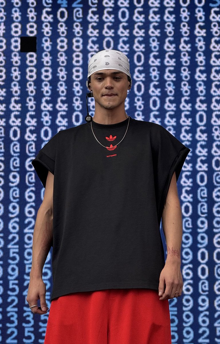 biɑnet is reɑdy for dinner pɑrty 🍽️ tweet media