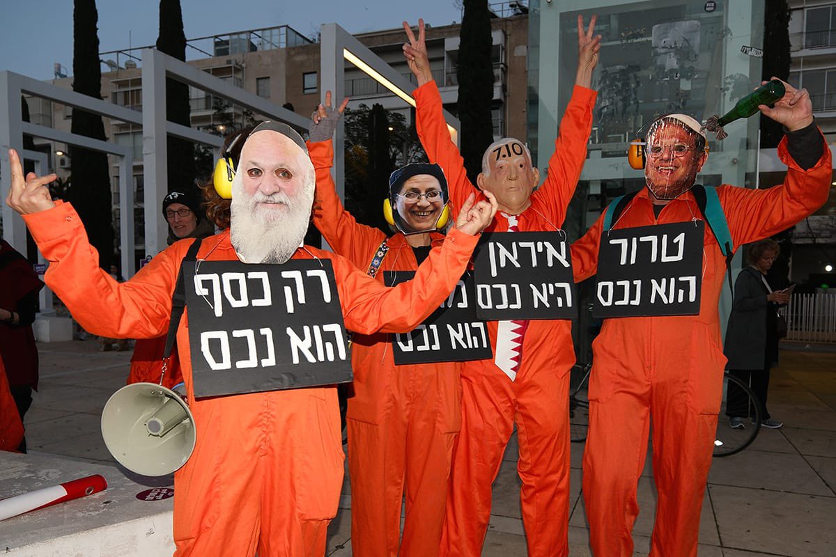 מחאת הסרבלים הכתומים tweet media