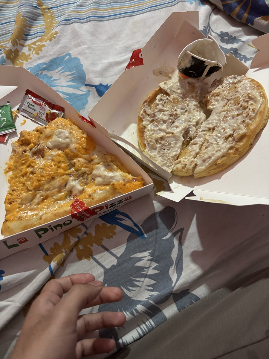 ritvikgupta2002's tweet photo. @zomatocare Extremely disappointed. Order ID: 7948723876. Pizza arrived damaged—cheese &amp; toppings spilled. Garlic bread broken, rock hard, and sauce leaked. Shared multiple photos but support keeps delaying. Need refund/ASAP. https://t.co/PvSq2Ei2rz