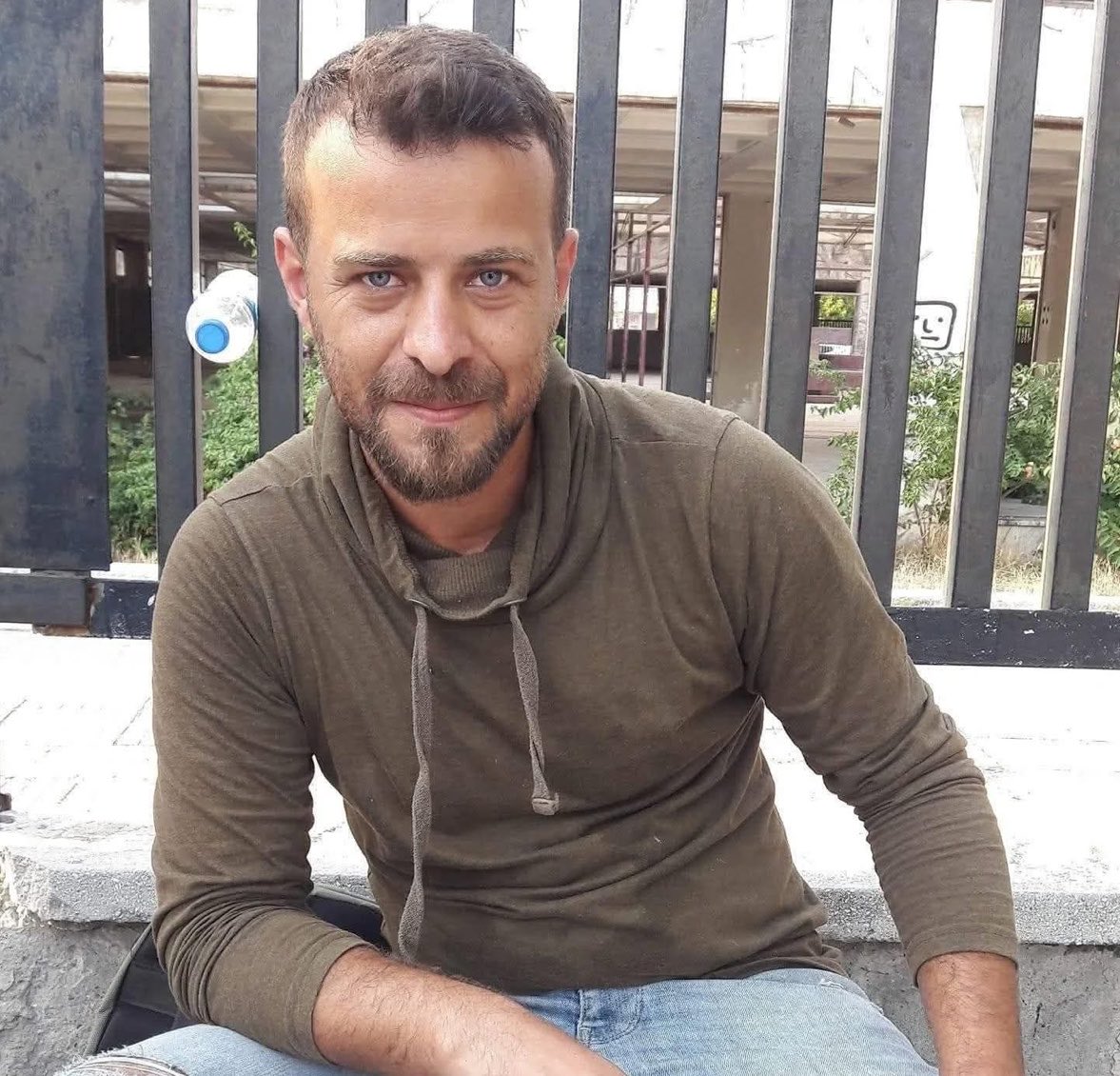 Vedat Büyük..
30 yaşında, tır şoförü..
İran'da seyir halindeyken aracının devrilmesi sonucu hayatını kaybetti..
İki çocuk babası, Mardin Kızıltepe Bereketli Köyünden..