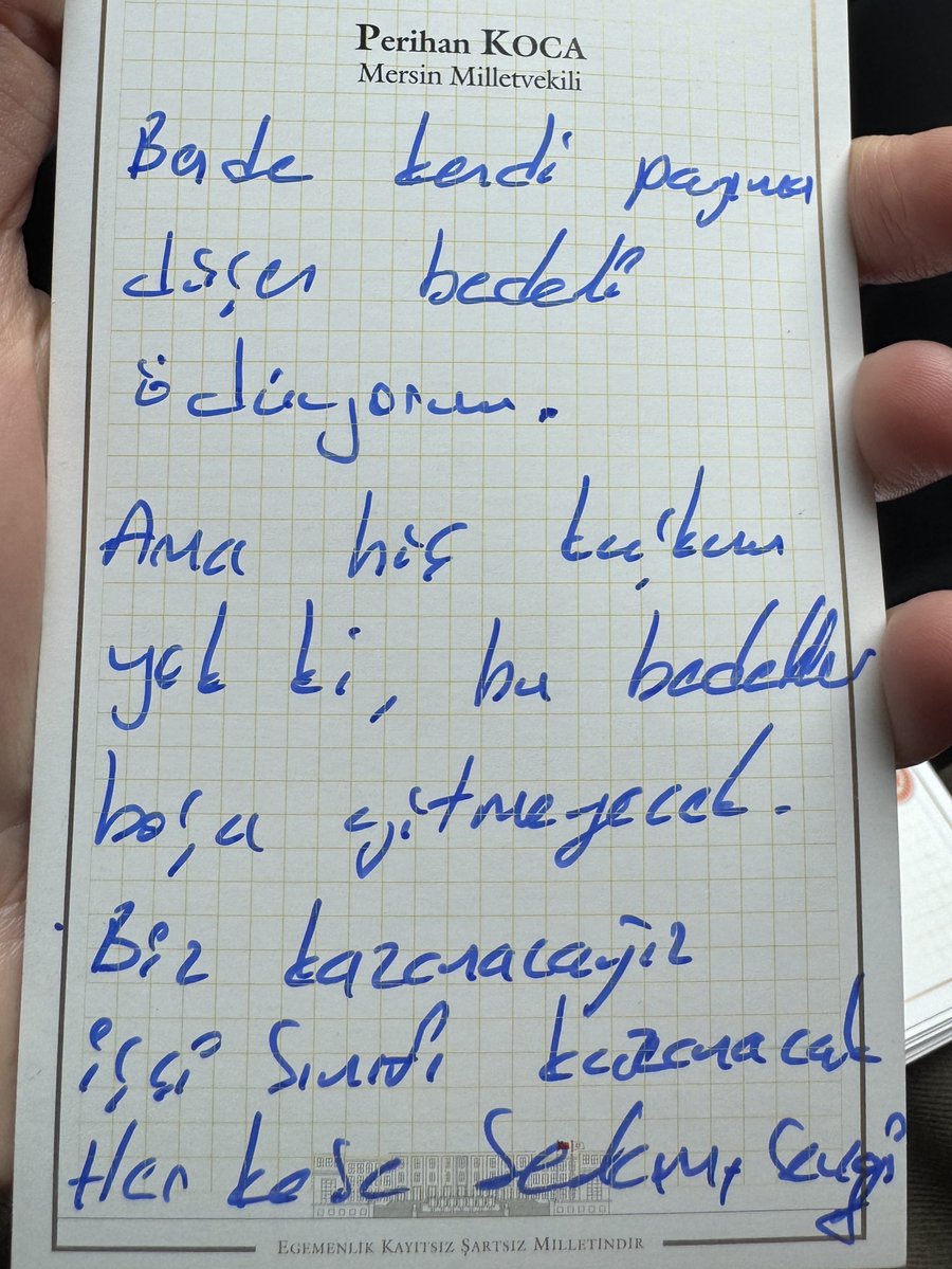 Antep Cezaevi’nde BİRTEK-SEN Genel Başkanı sevgili Mehmet Türkmen’i ziyaret ettim.
Mehmet Türkmen’in herkese mücadele çağrısı ve mesajı var.

“İçeride olmak elbette zor, hele haksız yere tutuklu olmak.
Ama ister içeride ister dışarıda olalım onurlu bir şekilde yaşamanın zor