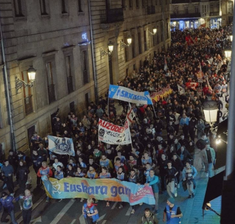 Landerlandia's tweet photo. Gasteiz, 2026ko martxoan: 
3an, 8an, 17an eta 27an. 

#M3MORIA #BORROKA #ANTOLAKUNTZA #FEMINISMOA #EUSKARA 

Lau egun, lau irudi, milaka taupada: Gasteiz. https://t.co/VKMKkFGn32