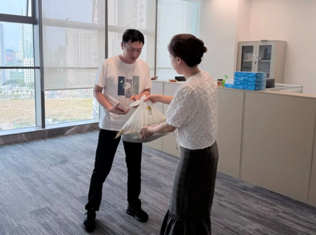 The Sanya CBD has launched a heartwarming campaign for corn charity to assist farmers. It purchased unsold corn from Dongfang, Changjiang and other areas and distributed it to more than 70 enterprises and over 100 staff members in the park, easing farmers’ sales difficulties
