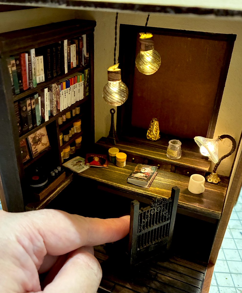 悩みに悩んで照明を入れてみました。
レトロ感ある感じになったかなと思います。