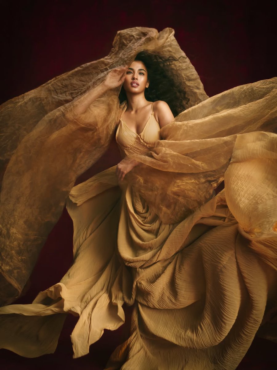 gmanetwork's tweet photo. SHUVEE, YOU ARE ABSOLUTELY BREATHTAKING! 🤎💫
#HuwagKangTitingin and #TheMasterCutter star #ShuveeEtrata just dropped a set of stunning new photos from her shoot with one of her biggest dream collaborations, celebrity photographer #BJPascual.
📸: BJ Pascual via shuveeetrata / Instagram