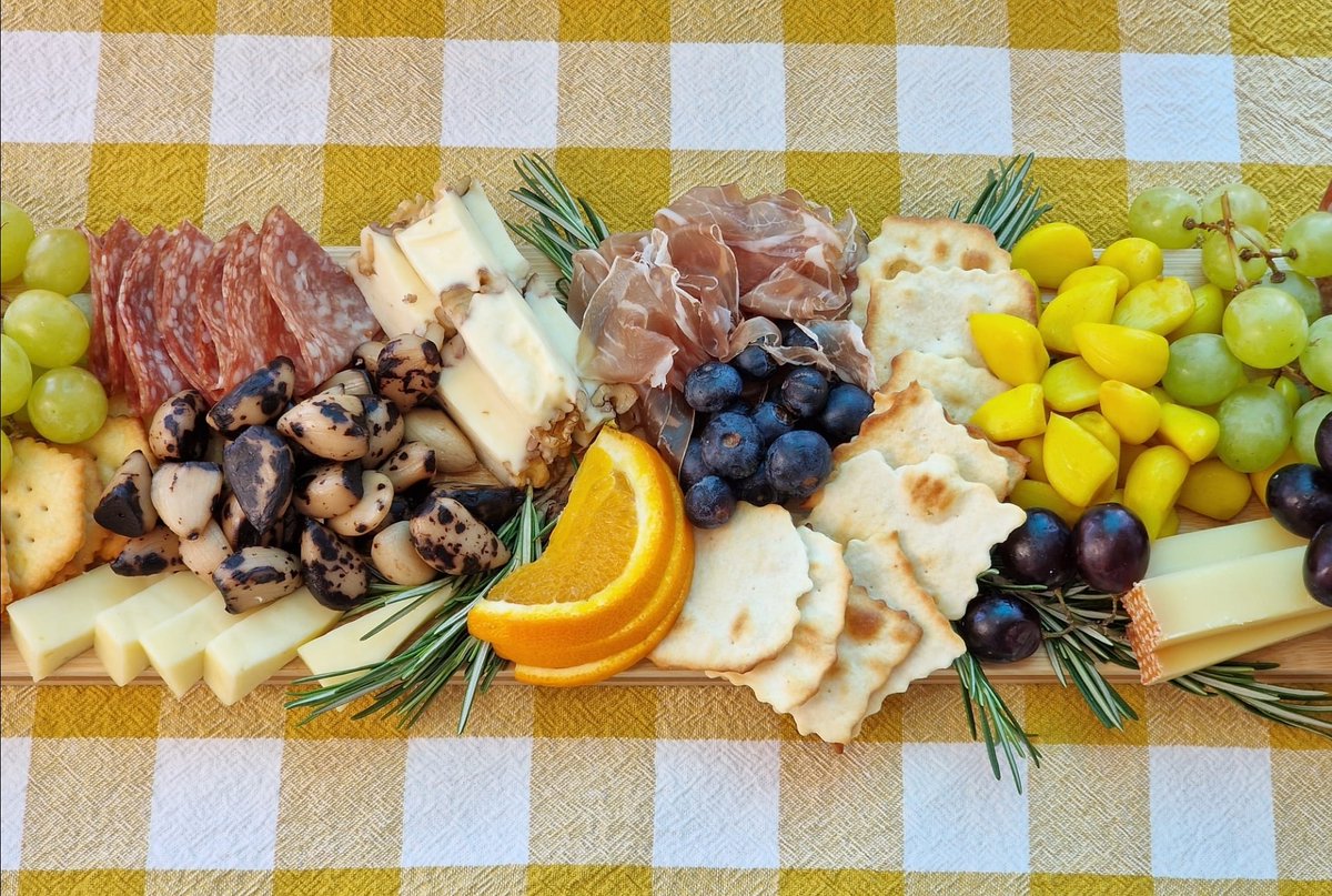 simonini_ag's tweet photo. Liebe Knoblauchfreunde,

Schon bald ist Ostern!

Um Ihrem Osterbrunch das besondere Etwas zu verleihen, sind unsere feinen Knoblauchprodukte genau die richtige Delikatesse!

Bei unserem eingelegten Knoblauch ist für jeden Geschmack etwas dabei.

Vom feinen Knoblauch im delikaten Balsamico über unseren allseits beliebten Süss-sauer Curry bis zum pikanten Hot Chili!

Auch unsere feinen Knoblauchbrote bereichern jede Festtagstafel immer wieder aufs Neue.

Damit Sie Ihre Produkte noch vor Ostern erhalten, können Sie Ihre Bestellung
bis spätestens Dienstag, 31. März 2026 um 12.00 Uhr mit A-Post Priority
in unserem Webshop aufgeben.

Alle unsere Knoblauchprodukte finden Sie wie immer auch bei uns am Markt, in weiteren ausgewählten Läden/Verkaufsstellen (siehe Karte auf unserer Webseite) oder in unserem Webshop.

Sie finden uns auch auf unserer offiziellen Facebook-Seite sowie auf Instagram!

Besuchen Sie uns doch gerne für aktuelle Neuigkeiten zu unseren Produkten, Rezept-Ideen und vieles mehr!

Wir freuen uns auf Ihren Besuch!

Wir wünschen Ihnen allen ganz frohe Ostern und ein schönes Beisammensein!

Mit herzlichen Grüssen,
Ihr Simonini Knobli-Team