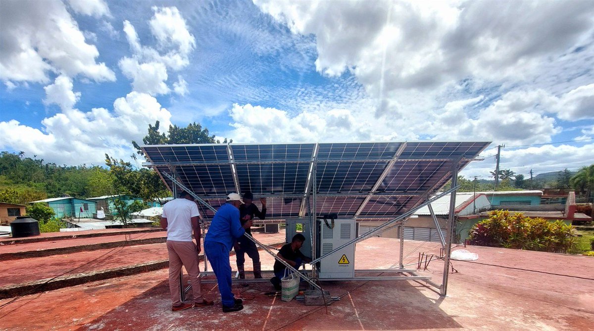 La marcha del programa de gobierno de instalación de módulos de paneles solares de 2 Kw  en centros vitales de la economía y salud pública , no se detiene.#CubaEstáFirme.#CubaVencerá.#CubaSoberana.