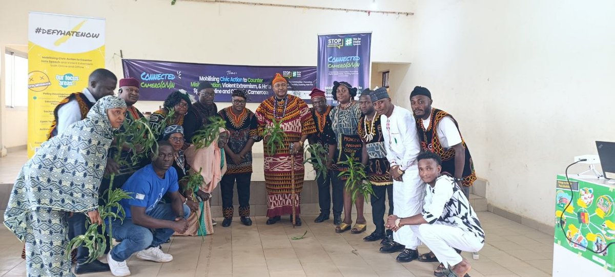 civic_watch's tweet image. On 28/03 in Bamenda, Civic Watch &amp;amp; YADEF, hosted a dialogue on culture, identity &amp;amp; peaceful coexistence.

Leaders, incl. Fon of Babungo, stressed: embracing diversity is key to fighting #HateSpeech.

✨ Culture unites. Let’s promote tolerance &amp;amp; peace.

#HateFreeCommunities