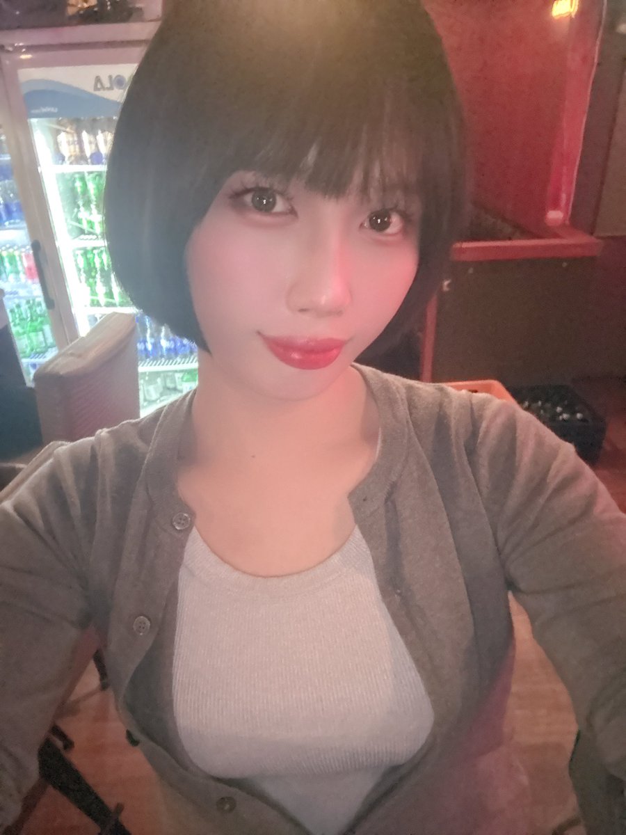 cd_soeuni's tweet photo. 조금있다 비가 내린대요!!
3월의 마지막을 알리는 비가 되겠네요☺️
빗길 조심하시고 오늘하루도 고생많으셨어요!!
세번째 뒷모습 사진은 친한 언니가 찍어준건데
똑단발 너무 바보같아 보이네용 ㅋ.ㅋ
언제 기르지..🥹
#보추 #시디 #쉬멜 #sissy #tsgirl #男の娘 https://t.co/Tp8E6jHfqZ