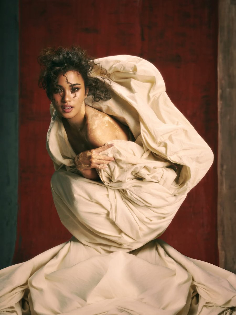 gmanetwork's tweet photo. SHUVEE, YOU ARE ABSOLUTELY BREATHTAKING! 🤎💫
#HuwagKangTitingin and #TheMasterCutter star #ShuveeEtrata just dropped a set of stunning new photos from her shoot with one of her biggest dream collaborations, celebrity photographer #BJPascual.
📸: BJ Pascual via shuveeetrata / Instagram