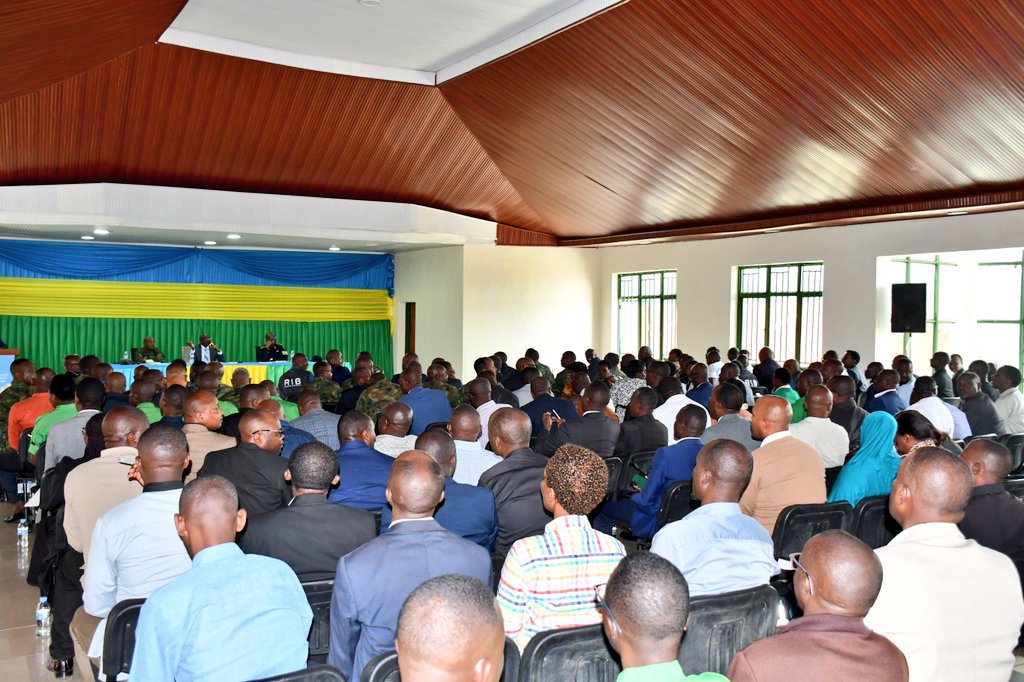 RwandaWest's tweet photo. Kuri uyu wa Mbere, i #Karongi hateraniye inama y'umutekano yaguye y'Intara iyobowe na Guverineri Ntibitura Jean Bosco; ahasuzumirwa hamwe uko umutekano wifashe mu Turere n'ingamba zo kurushaho kuwubungabunga cyane mu bihe byo kwibuka ku nshuro ya 32 Jenoside yakorewe Abatutsi. https://t.co/rVqxgUTqgJ