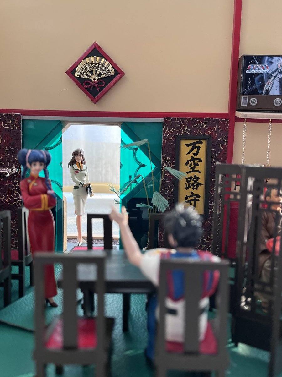 Raphael67452620's tweet photo. #マクロス #一条輝 #リンミンメイ #早瀬美沙 #マクロスモデラーズ #マクロスモデラーズ作製　#PLAMAX #PLAMAX最高　役者が揃いました。小道具もまぁまぁそろったところで、エキストラさんにも協力をいただき、構図を考えています。マクロスといえばやはり、三角関係なので、それを表現したいかなぁ。 https://t.co/1RdhVpQ71g
