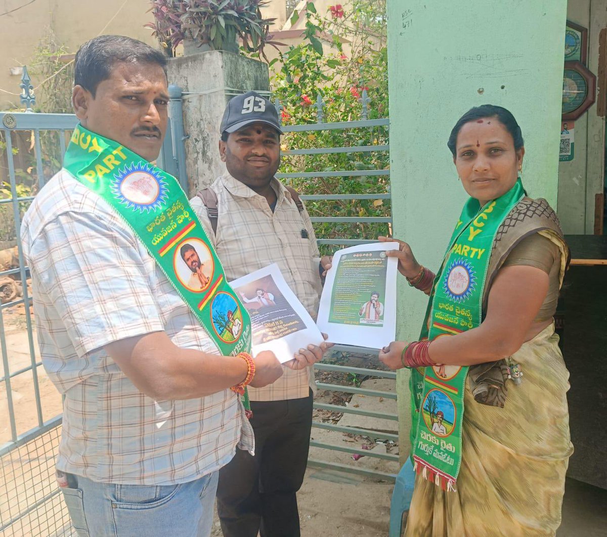 “బీసీవై పార్టీ ఇంటింటికీ BC చైతన్యం - అన్నమయ్య జిల్లా, పుంగనూరు నియోజకవర్గం.”

బీసీ సోదరుల హక్కుల పరిరక్షణ కోసం తన ప్రాణాన్ని సైతం త్యాగం చేయడానికి సిద్ధపడిన బీసీవై పార్టీ జాతీయ అధ్యక్షులు శ్రీ బోడే రామచంద్ర యాదవ్ గారు ప్రభుత్వానికి చేసిన 5 డిమాండ్లను వివరించి, ఏప్రిల్ 11 వ తేదీన