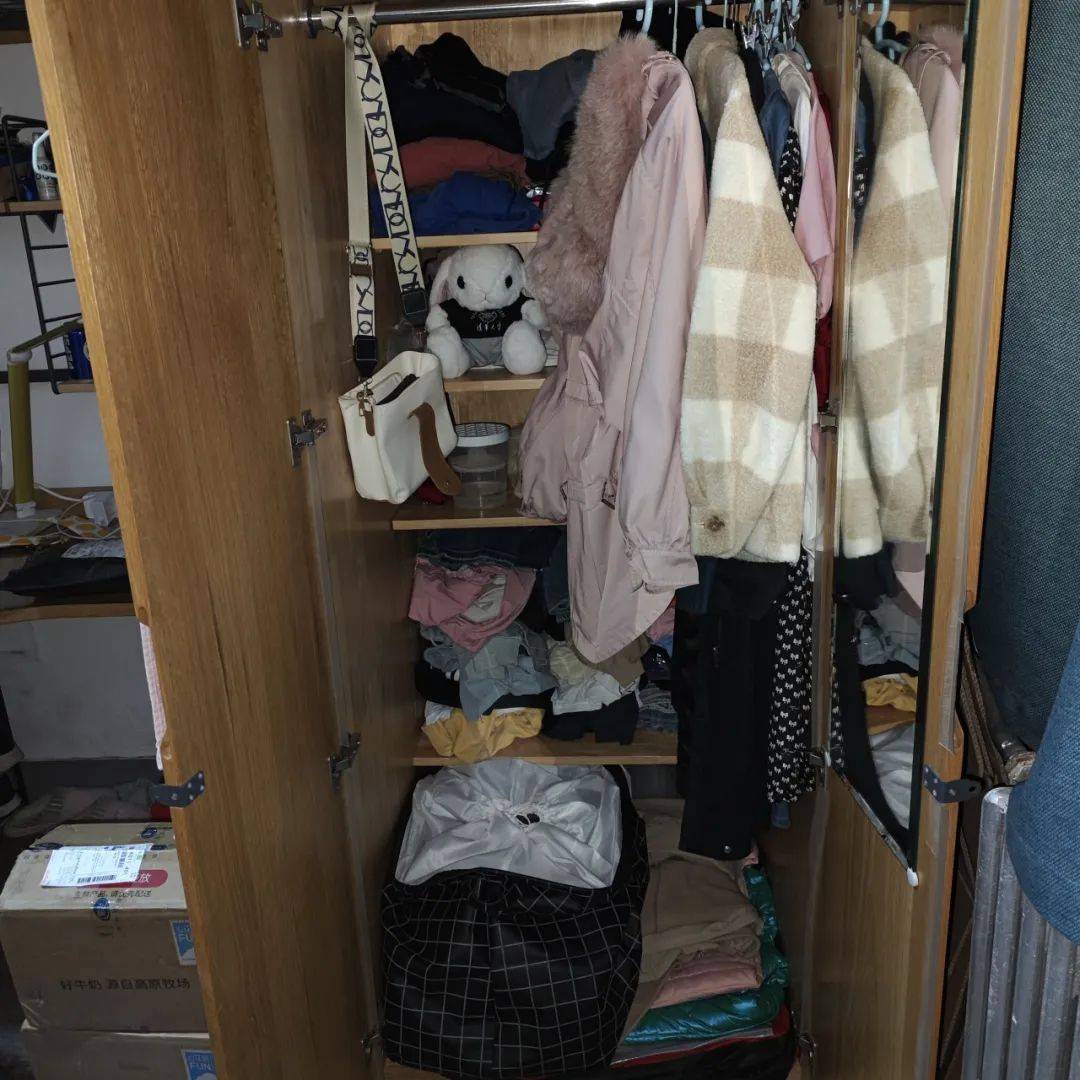 ZsofiaGal's tweet photo. "Declutter → Donate → Rehome!  Old items find new joy—your clutter clears, someone’s heart warms. #SustainableLiving #DeclutterWithPurpose" https://t.co/psaptv5gwX