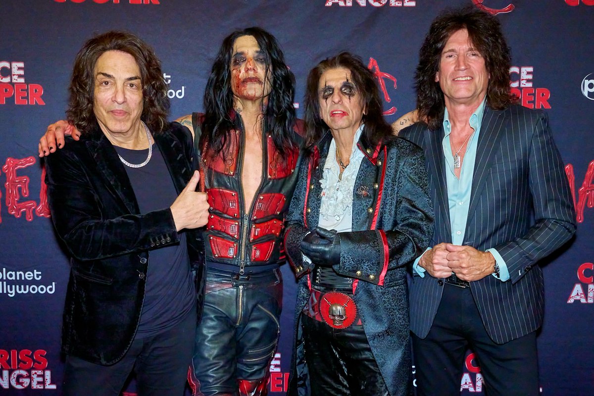 CrissAngel's tweet image. EXCLUSIVE PICS
Alice Cooper🩸Criss Angel
WELCOME TO OUR NIGHTMARE
ONLY 6 SHOWS
April 2, 3, 4 / May 21, 22, 23 
GET TICKETS: ticketmaster.com/crissangel

#LasVegas #Live #Concert #Magic #Horror