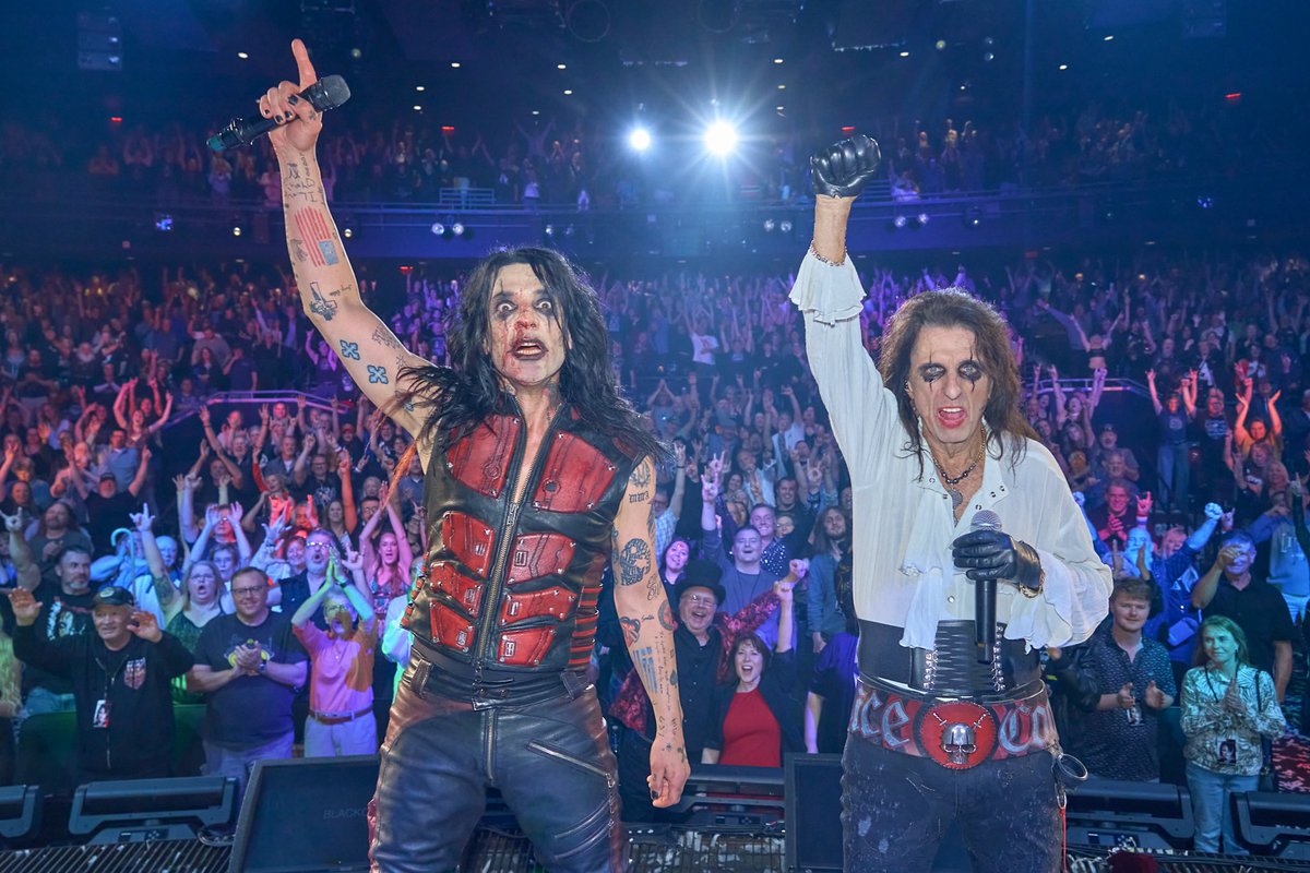 CrissAngel's tweet image. EXCLUSIVE PICS
Alice Cooper🩸Criss Angel
WELCOME TO OUR NIGHTMARE
ONLY 6 SHOWS
April 2, 3, 4 / May 21, 22, 23 
GET TICKETS: ticketmaster.com/crissangel

#LasVegas #Live #Concert #Magic #Horror