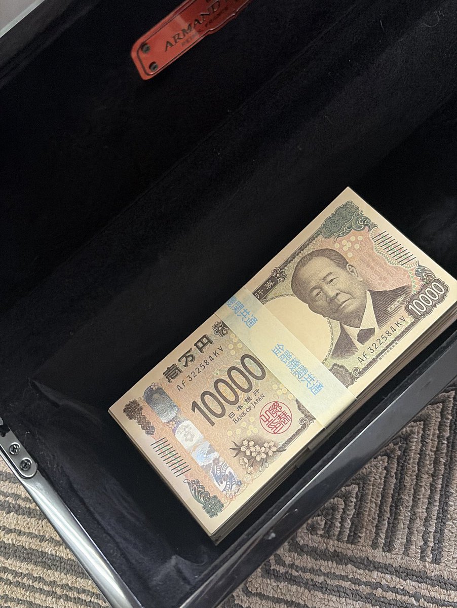 【悲報】
友達にお金盗まれた？

仲良し3人組で私の家で女子会してたら
次の日にここに入れてたお金なくなってたこれって「梨」の子が怪しいよね🥺？？

ちなみに4枚目が入れてた時の写真です🥺