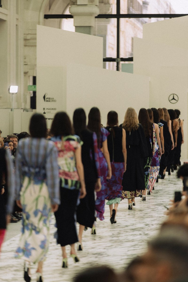 MBFWMadrid's tweet photo. @sapienstone firma la pasarela del desfile inaugural en #MBFWMadrid con Fior di Viola, creando un escenario donde moda y arquitectura dialogan. Un material que aporta textura, continuidad y sofisticación, acompañando cada paso sin restar protagonismo a las colecciones. https://t.co/IjgFhYGqpW