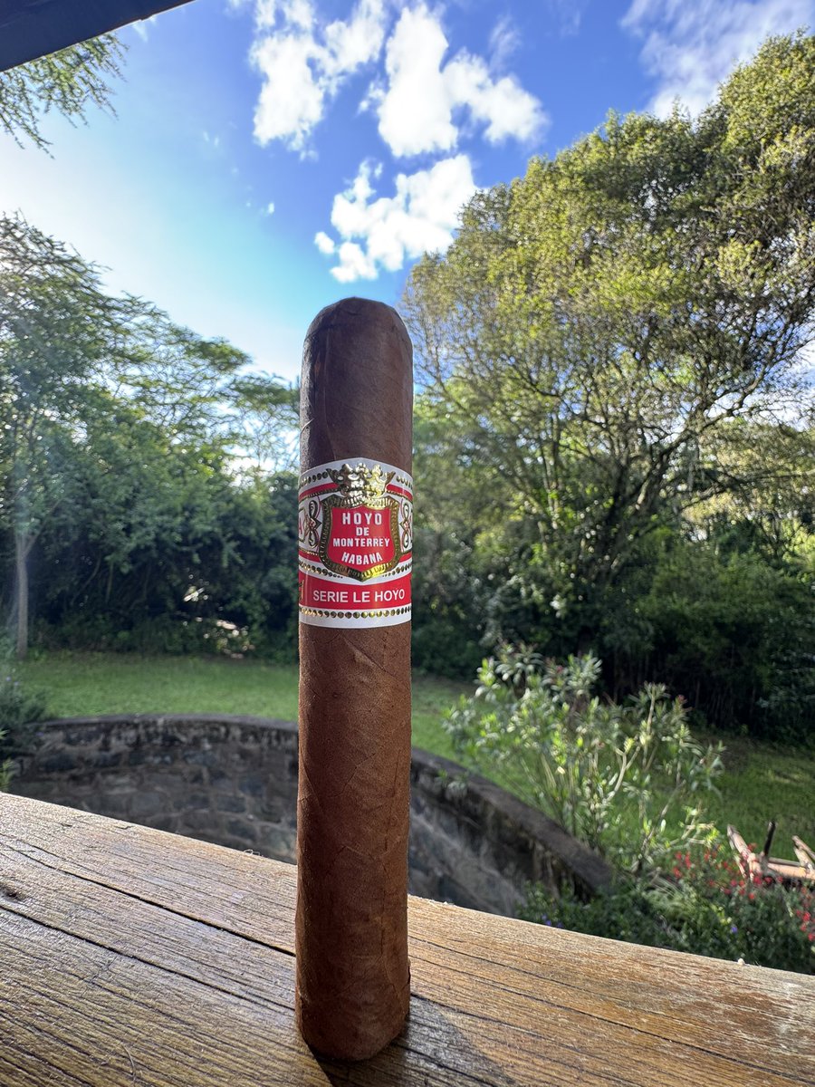 Humidorcode's tweet photo. looking at this Hoyo de Monterrey Le Hoyo de rio Seco; we can clearly acknowledge that Habanos Cigars are getting thicker. 

With a ring gauge of 56, it’s the thickest regular-production cigar to come out of Cuba.

The Río Seco represents a modern way to experience Cuban cigars.. https://t.co/noNwOVzEXP