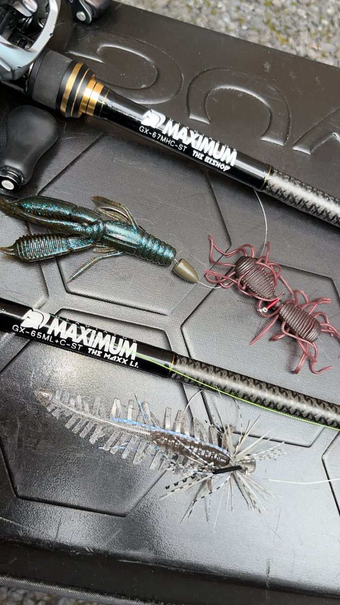 HANABASSTV's tweet photo. この春🌸　
霞水系の”シャローカバー撃ち”で使用頻度の高い2本❗️

⚫︎GX67MHC-ST 〈THE BISHOP 〉

⚫︎GX65ML+C-ST 〈THEMAXX Lt.〉

この2本は決して新しくはないし、今まで正直使ってこなかった番手ですが… この春は痒���ところに手が届く必要不可欠なスタメンロッドでした⚡️

【THE BISHOP】
2.7 / 3.5gライトテキサスや5inchクラスのカバーネコをフロロ12lb〜14lbを組んだカバー撃ちで使用します🌳

今まで”投げやすいのはM以下のロッドに10lbだけど、、カバーで掛けた魚を獲れないのが悩みだったここらへん釣り！ 67MHがドンピシャで極端ファーストテーパーのソリッドは春の重くなるだけのバイトも獲れます⚡️MLF STAGE1も全ての魚をこの1本でキャッチしました🐟

【THE MAXX Lt.】
PE1.2〜1.5号を組んだPE ベイトフィネスで使用！
2.7g〜4.5gのスモラバ・カバーネコを手返しよく、ブッシュやカバーに吊るしていきます！
パキッとしたブランクスは霞水系のショアに多い薔薇やブッシュには力負けしません💪

是非、ロッド選びの参考にしてみてください👋