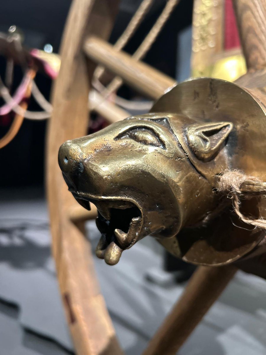 CulturaAND's tweet image. #MuseosAND | ¡Recuerda! La gran exposición 'La Joya' del @MuseodeHuelva te espera hasta JUN2026.

🏺 Una muestra que reivindica a #Huelva como epicentro de Tarteso y reúne más de 200 piezas funerarias de valor excepcional.  

➕  ℹ️ lajunta.es/67p06