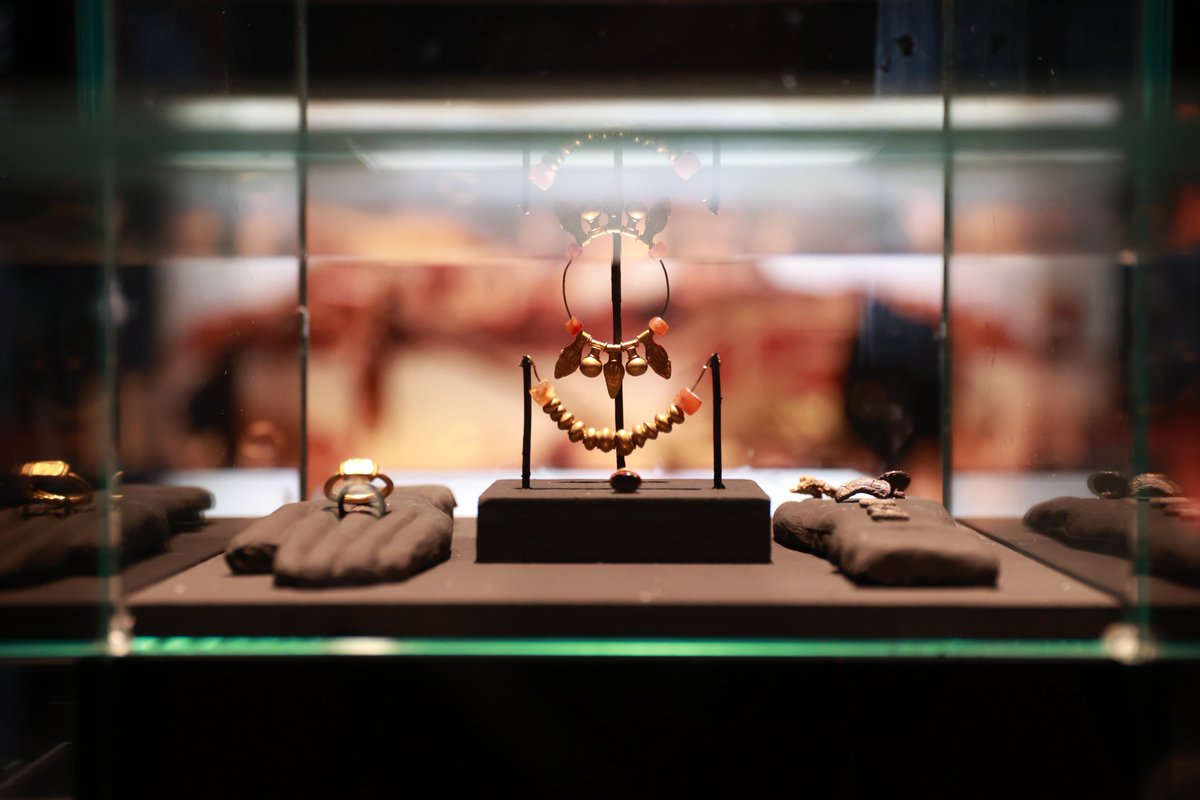 CulturaAND's tweet image. #MuseosAND | ¡Recuerda! La gran exposición 'La Joya' del @MuseodeHuelva te espera hasta JUN2026.

🏺 Una muestra que reivindica a #Huelva como epicentro de Tarteso y reúne más de 200 piezas funerarias de valor excepcional.  

➕  ℹ️ lajunta.es/67p06