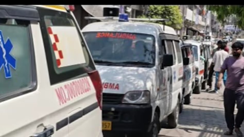 GoodNewsToday's tweet image. 16 एम्बुलेंस के सायरन के साथ निकली अनोखी शव यात्रा, छोटे भाई ने पूरी की बड़े भाई की अंतिम इच्छा

#Story #Funeral #ambulance #LastWish #Brother 
पूरी ख़बर पढ़ें:   tinyurl.com/6yzyf3m8