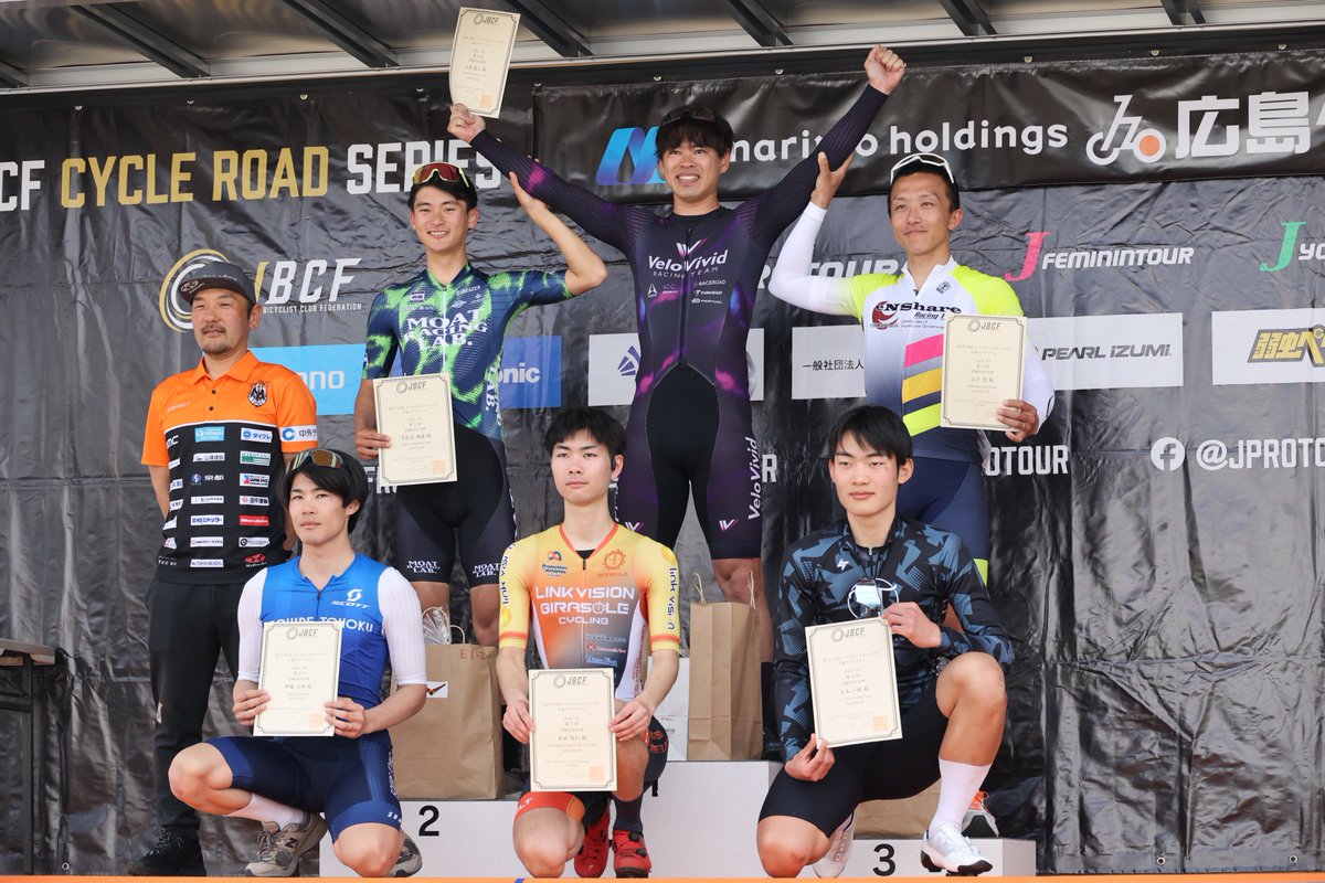 Ryuji_Ishikura's tweet photo. 【レースレポート】
JBCF広島クリテリウム E1 優勝🏆

レース序盤からスピードはほぼ落ちることなく、Jプロのオープン参加選手を中心に常にアタックがかかる展開でした。

単独の逃げは泳がせつつも、
4〜5人の逃げは即チェックが入る、
なかなか展開を作らせてもらえないタフなレースでした。

終始、中盤でで有力選手の動きを確認しながら位置取り。
ラスト2周から一気に集中力を上げて勝負に備えました。

🔔ラスト1周

第1〜第3コーナーは狙い通りの位置でクリア。
ただ、3つ目の折り返しでは激しい位置取り争い。

肩と肩がぶつかるような接触の中でも、
集団全体のスキルが高く、落車なく抜けられました。

バックストレートでもポジション争いは激化。
譲らず、引かず、自分のラインを守りながら最終コーナーへ。

⸻

⚡トラブル発生

最終コーナー立ち上がりの段差で
チェーンがインナーに落ちるアクシデント。
一瞬ケイデンス200回転に上がる状況になったけど、焦らずアウターに戻してスプリント体勢へ。

⸻

🔥スプリント

一瞬もたついたおかげで前には富士クリテ優勝の本田選手。
「この選手なら前に突っ込む」と判断して番手に入り楽して加速‼️

「このままじゃ届かない」と感じた瞬間に踏み出し。

脚の感触も良く、一気に加速。
気づけば先頭が射程圏内に。

最後はしっかりハンドルを投げて、
僅差ながら優勝することができました。

🔧 機材インプレ

今回の優勝を支えてくれた機材、それぞれかなり完成度が高かったです。

⸻

■ ハンドル：TAVELO NEW ハンドルAVRO RISE

今回導入した新型ハンドル。

・320g → 280gへ軽量化
・3ピース構造により剛性アップ
・軽量化と剛性の両立を実現

さらにドロップ形状も絶妙で、
下ハンを握ってのフルスプリントでも一切の不安なし。

空力面も向上していて、
集団先頭に出た時の伸び、速度の維持は明らかに違いを感じました。

軽さ・剛性・空力、すべてを高次元でまとめた
かなり完成度の高いハンドルです。

⸻

■ フレーム：TAVELO AROW SL

クリテリウムでの強さが際立つフレーム。

コーナー立ち上がりやインターバルで、
踏んだ力がそのまま推進力に変わる感覚。

特にAROW RACEと乗り比べると、
踏み出しの“かかり”と前への伸びが明確に違う。

コーナー出口でギアがかかった瞬間、
スッと前に出るあの感覚はSLならでは。

レースで勝ちに行くための剛性を持ったフレームです。

⸻

■ ホイール：PERTUAL ACME

やっぱり良い‼️

最高のレース用ホイールとは、
空気抵抗が少なく、横風にも強い。

それでいて軽量で登りにも対応し、
下りのコーナーや荒れた路面でも安定していてスムーズ。

さらに、踏んだ力はダイレクトに推進力へ変わりながらも、脚には“硬さ”として残らず、レース終盤でもしっかり踏み続けられる。

そんな一見矛盾した性能をすべて高いレベルで成立させた、まさに“理想に最も近いホイール”。
それが、PERTUAL ACMEです。

今回の勝利で、その性能を結果として証明できたと思います。

次戦は栃木・真岡芳賀ロード・宇都宮クリテリウム👍

応援よろしくお願い致します🙇‍♂️