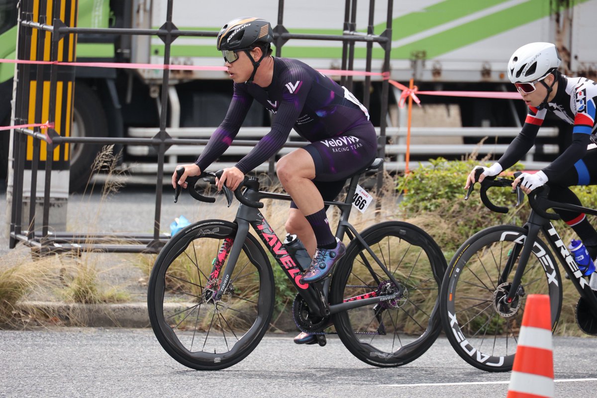 Ryuji_Ishikura's tweet photo. 【レースレポート】
JBCF広島クリテリウム E1 優勝🏆

レース序盤からスピードはほぼ落ちることなく、Jプロのオープン参加選手を中心に常にアタックがかかる展開でした。

単独の逃げは泳がせつつも、
4〜5人の逃げは即チェックが入る、
なかなか展開を作らせてもらえないタフなレースでした。

終始、中盤でで有力選手の動きを確認しながら位置取り。
ラスト2周から一気に集中力を上げて勝負に備えました。

🔔ラスト1周

第1〜第3コーナーは狙い通りの位置でクリア。
ただ、3つ目の折り返しでは激しい位置取り争い。

肩と肩がぶつかるような接触の中でも、
集団全体のスキルが高く、落車なく抜けられました。

バックストレートでもポジション争いは激化。
譲らず、引かず、自分のラインを守りながら最終コーナーへ。

⸻

⚡トラブル発生

最終コーナー立ち上がりの段差で
チェーンがインナーに落ちるアクシデント。
一瞬ケイデンス200回転に上がる状況になったけど、焦らずアウターに戻してスプリント体勢へ。

⸻

🔥スプリント

一瞬もたついたおかげで前には富士クリテ優勝の本田選手。
「この選手なら前に突っ込む」と判断して番手に入り楽して加速‼️

「このままじゃ届かない」と感じた瞬間に踏み出し。

脚の感触も良く、一気に加速。
気づけば先頭が射程圏内に。

最後はしっかりハンドルを投げて、
僅差ながら優勝することができました。

🔧 機材インプレ

今回の優勝を支えてくれた機材、それぞれかなり完成度が高かったです。

⸻

■ ハンドル：TAVELO NEW ハンドルAVRO RISE

今回導入した新型ハンドル。

・320g → 280gへ軽量化
・3ピース構造により剛性アップ
・軽量化と剛性の両立を実現

さらにドロップ形状も絶妙で、
下ハンを握ってのフルスプリントでも一切の不安なし。

空力面も向上していて、
集団先頭に出た時の伸び、速度の維持は明らかに違いを感じました。

軽さ・剛性・空力、すべてを高次元でまとめた
かなり完成度の高いハンドルです。

⸻

■ フレーム：TAVELO AROW SL

クリテリウムでの強さが際立つフレーム。

コーナー立ち上がりやインターバルで、
踏んだ力がそのまま推進力に変わる感覚。

特にAROW RACEと乗り比べると、
踏み出しの“かかり”と前への伸びが明確に違う。

コーナー出口でギアがかかった瞬間、
スッと前に出るあの感覚はSLならでは。

レースで勝ちに行くための剛性を持ったフレームです。

⸻

■ ホイール：PERTUAL ACME

やっぱり良い‼️

最高のレース用ホイールとは、
空気抵抗が少なく、横風にも強い。

それでいて軽量で登りにも対応し、
下りのコーナーや荒れた路面でも安定していてスムーズ。

さらに、踏んだ力はダイレクトに推進力へ変わりながらも、脚には“硬さ”として残らず、レース終盤でもしっかり踏み続けられる。

そんな一見矛盾した性能をすべて高いレベルで成立させた、まさに“理想に最も近いホイール”。
それが、PERTUAL ACMEです。

今回の勝利で、その性能を結果として証明できたと思います。

次戦は栃木・真岡芳賀ロード・宇都宮クリテリウム👍

応援よろしくお願い致します🙇‍♂️