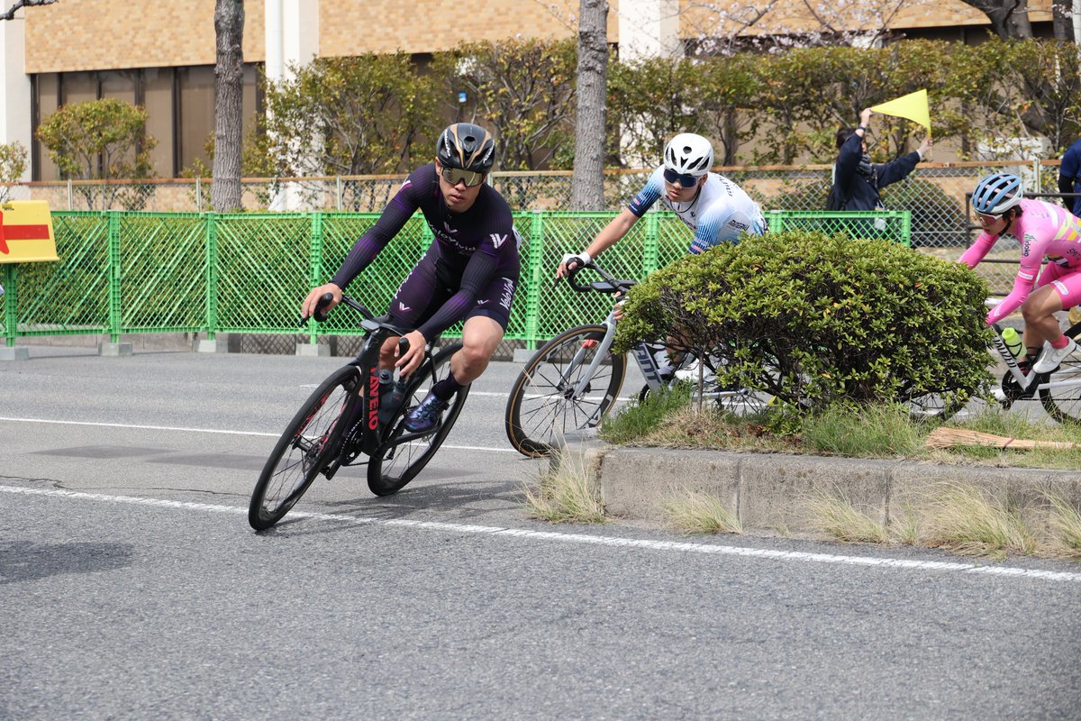 Ryuji_Ishikura's tweet photo. 【レースレポート】
JBCF広島クリテリウム E1 優勝🏆

レース序盤からスピードはほぼ落ちることなく、Jプロのオープン参加選手を中心に常にアタックがかかる展開でした。

単独の逃げは泳がせつつも、
4〜5人の逃げは即チェックが入る、
なかなか展開を作らせてもらえないタフなレースでした。

終始、中盤でで有力選手の動きを確認しながら位置取り。
ラスト2周から一気に集中力を上げて勝負に備えました。

🔔ラスト1周

第1〜第3コーナーは狙い通りの位置でクリア。
ただ、3つ目の折り返しでは激しい位置取り争い。

肩と肩がぶつかるような接触の中でも、
集団全体のスキルが高く、落車なく抜けられました。

バックストレートでもポジション争いは激化。
譲らず、引かず、自分のラインを守りながら最終コーナーへ。

⸻

⚡トラブル発生

最終コーナー立ち上がりの段差で
チェーンがインナーに落ちるアクシデント。
一瞬ケイデンス200回転に上がる状況になったけど、焦らずアウターに戻してスプリント体勢へ。

⸻

🔥スプリント

一瞬もたついたおかげで前には富士クリテ優勝の本田選手。
「この選手なら前に突っ込む」と判断して番手に入り楽して加速‼️

「このままじゃ届かない」と感じた瞬間に踏み出し。

脚の感触も良く、一気に加速。
気づけば先頭が射程圏内に。

最後はしっかりハンドルを投げて、
僅差ながら優勝することができました。

🔧 機材インプレ

今回の優勝を支えてくれた機材、それぞれかなり完成度が高かったです。

⸻

■ ハンドル：TAVELO NEW ハンドルAVRO RISE

今回導入した新型ハンドル。

・320g → 280gへ軽量化
・3ピース構造により剛性アップ
・軽量化と剛性の両立を実現

さらにドロップ形状も絶妙で、
下ハンを握ってのフルスプリントでも一切の不安なし。

空力面も向上していて、
集団先頭に出た時の伸び、速度の維持は明らかに違いを感じました。

軽さ・剛性・空力、すべてを高次元でまとめた
かなり完成度の高いハンドルです。

⸻

■ フレーム：TAVELO AROW SL

クリテリウムでの強さが際立つフレーム。

コーナー立ち上がりやインターバルで、
踏んだ力がそのまま推進力に変わる感覚。

特にAROW RACEと乗り比べると、
踏み出しの“かかり”と前への伸びが明確に違う。

コーナー出口でギアがかかった瞬間、
スッと前に出るあの感覚はSLならでは。

レースで勝ちに行くための剛性を持ったフレームです。

⸻

■ ホイール：PERTUAL ACME

やっぱり良い‼️

最高のレース用ホイールとは、
空気抵抗が少なく、横風にも強い。

それでいて軽量で登りにも対応し、
下りのコーナーや荒れた路面でも安定していてスムーズ。

さらに、踏んだ力はダイレクトに推進力へ変わりながらも、脚には“硬さ”として残らず、レース終盤でもしっかり踏み続けられる。

そんな一見矛盾した性能をすべて高いレベルで成立させた、まさに“理想に最も近いホイール”。
それが、PERTUAL ACMEです。

今回の勝利で、その性能を結果として証明できたと思います。

次戦は栃木・真岡芳賀ロード・宇都宮クリテリウム👍

応援よろしくお願い致します🙇‍♂️