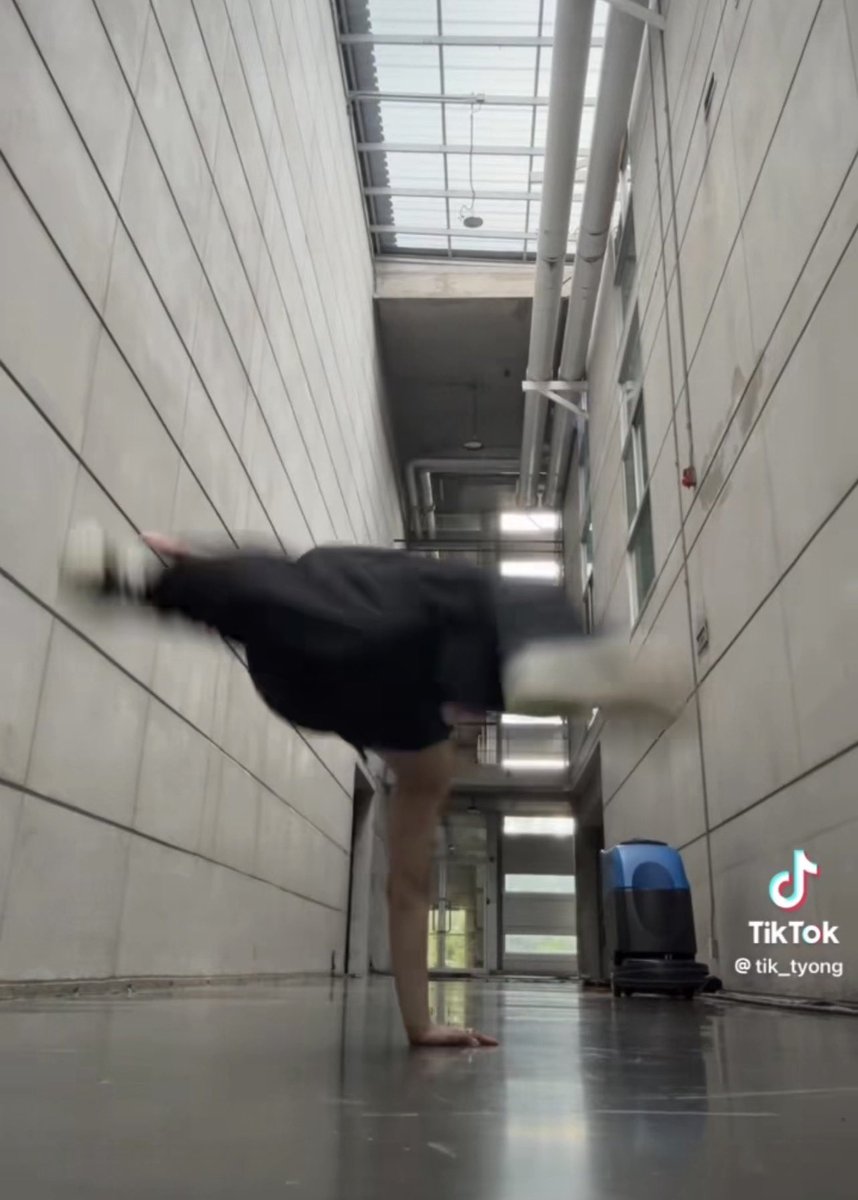 T Æ Y0-NG tweet media