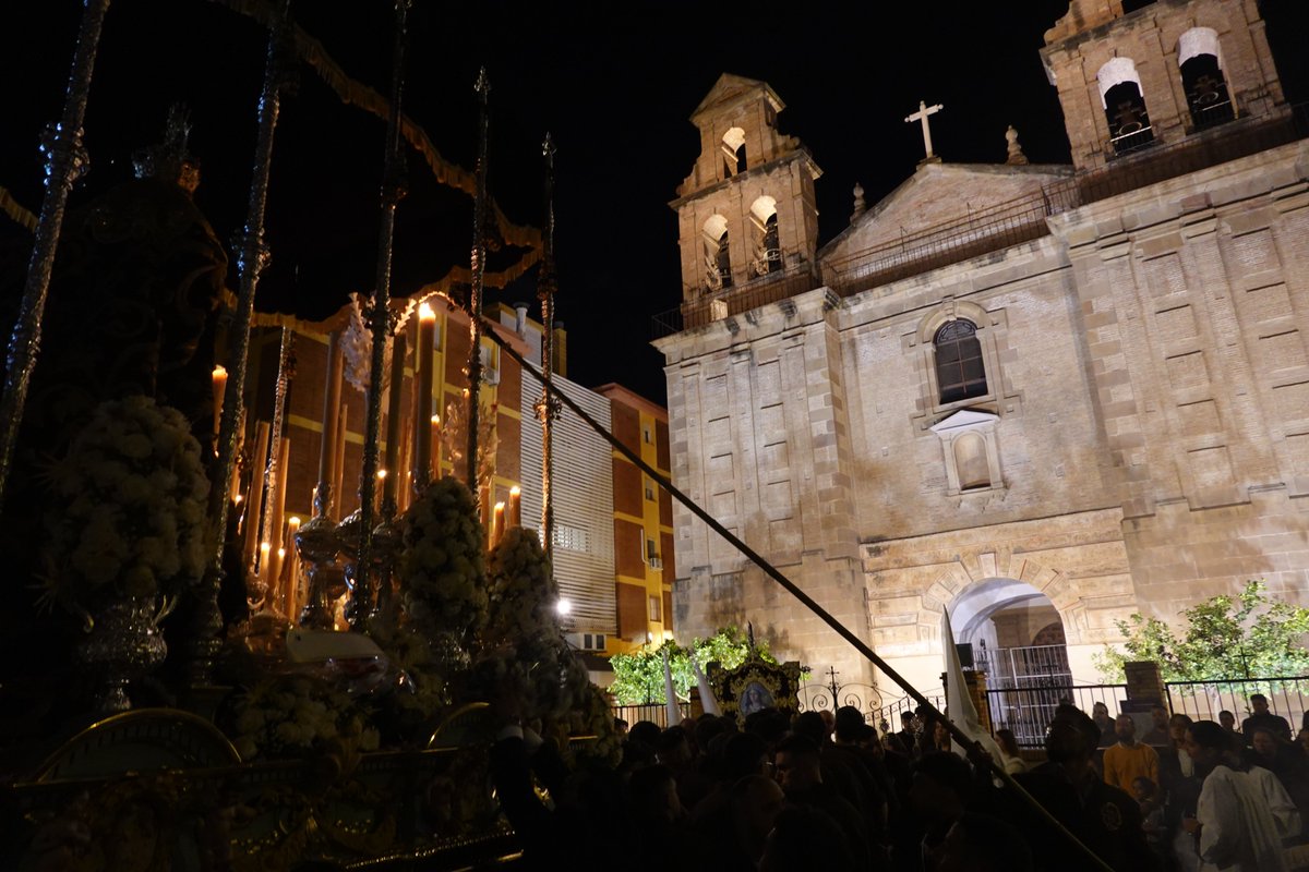 Dolores y Esperanza con la Madrugá en su barrio. Qué pedazo de mayordomos, capataces y hombres y mujeres de trono. Chapó. botijeromalaga.blogspot.com/2026/03/dolore…