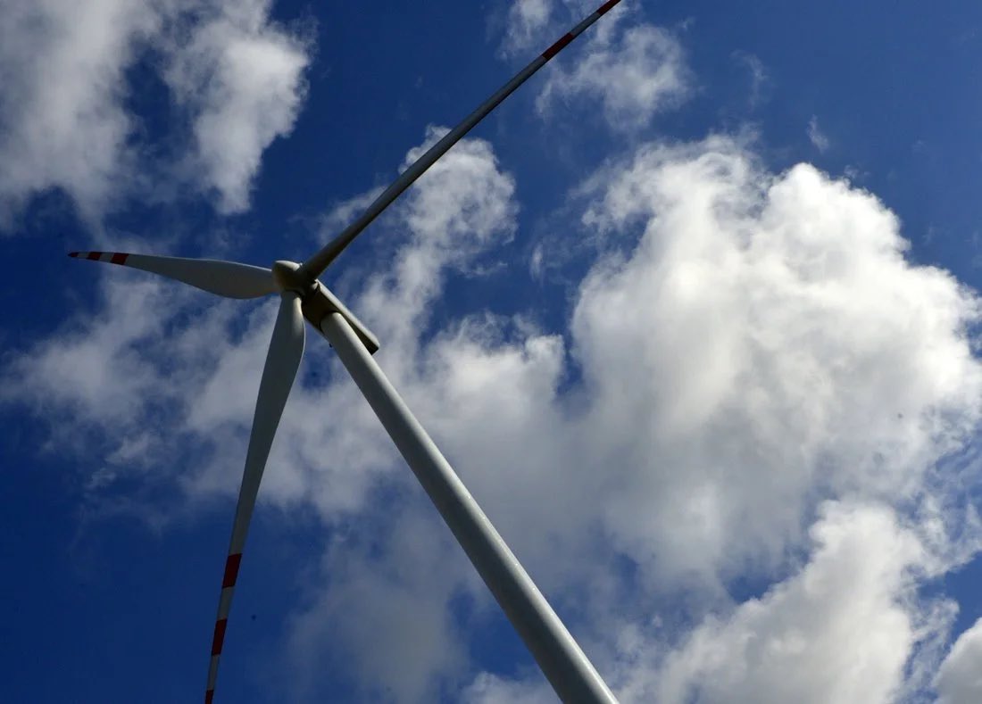 🇪🇺 Europa wyrzuciła niewyobrażalną fortunę w błotoWydała nawet 1 bilion euro na rozwój energetyki odnawialnej w ciągu ostatnich dwóch dekad, ale nie udało się jej zmniejszyć zależności od importu energii, który pozostaje na podobnym poziomie jak w 2004 roku: ok. 60%. Fakty: ⤵️