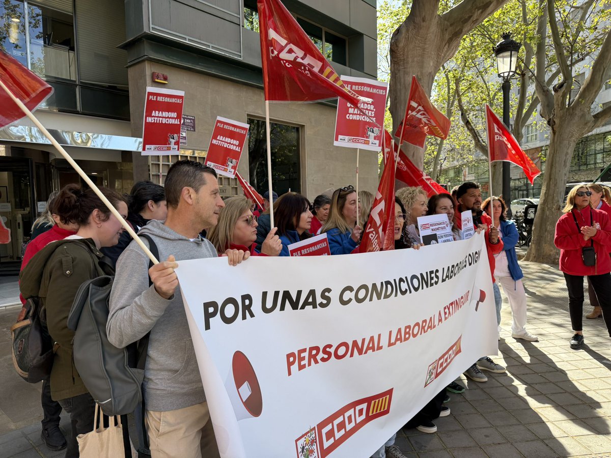 Sanitat_CCOOPV's tweet photo. Hui hem tornat a denunciar l’abandó institucional que patix el PLE de ressonàncies magnètiques en una concentración a les portes de la Conselleria de Sanitat (València)
#CCOOPV #SanitatPública #València #RessonànciesMagnètiques https://t.co/BaJ5C4duUy