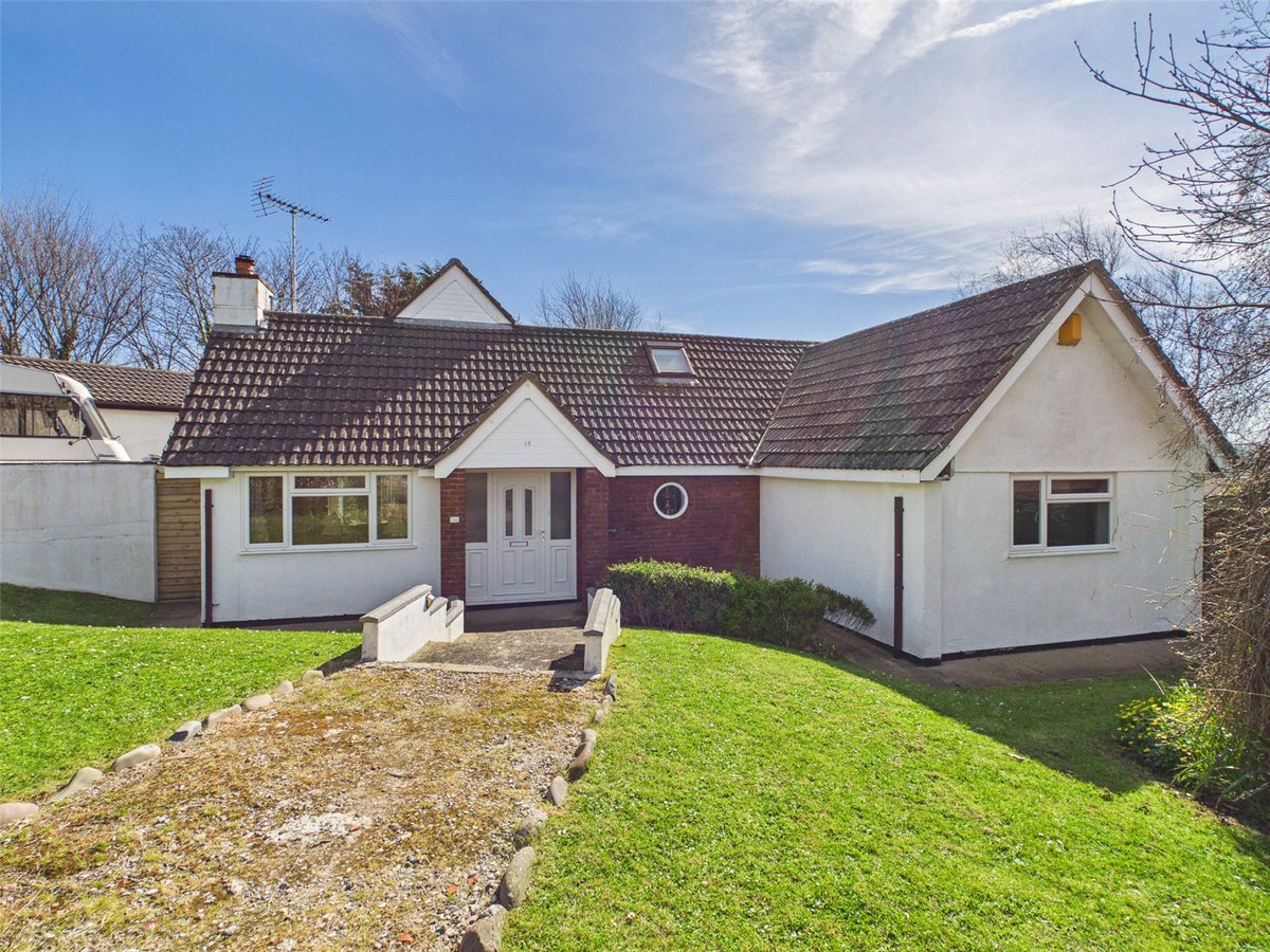 KivellsProperty's tweet image. 🎉 JUST LISTED 🎉
📍 #Bude
💰 Guide Price: £450,000

A spacious detached 3-bedroom bungalow with versatile loft rooms, sunny wraparound gardens with patio, gazebo and multiple lawned areas, off-road parking and detached garage. EPC - C
🌐 kivells.com/properties/BUD…

#JustListed