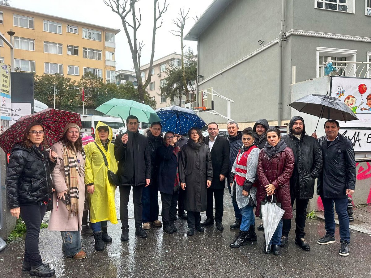 Gazetecilere Özgürlük! 📍Moda

Yalnızca gazetecilik yaptıkları, halkın haber alma hakkını savundukları için tutuklanan İsmail Arı, Alican Uludağ, Merdan Yanardağ ve tutuklu gazeteciler için yapılan basın açıklamasındaydık.

Gazeteciliği suç, gerçeği tehdit sayan bu anlayışı kabul